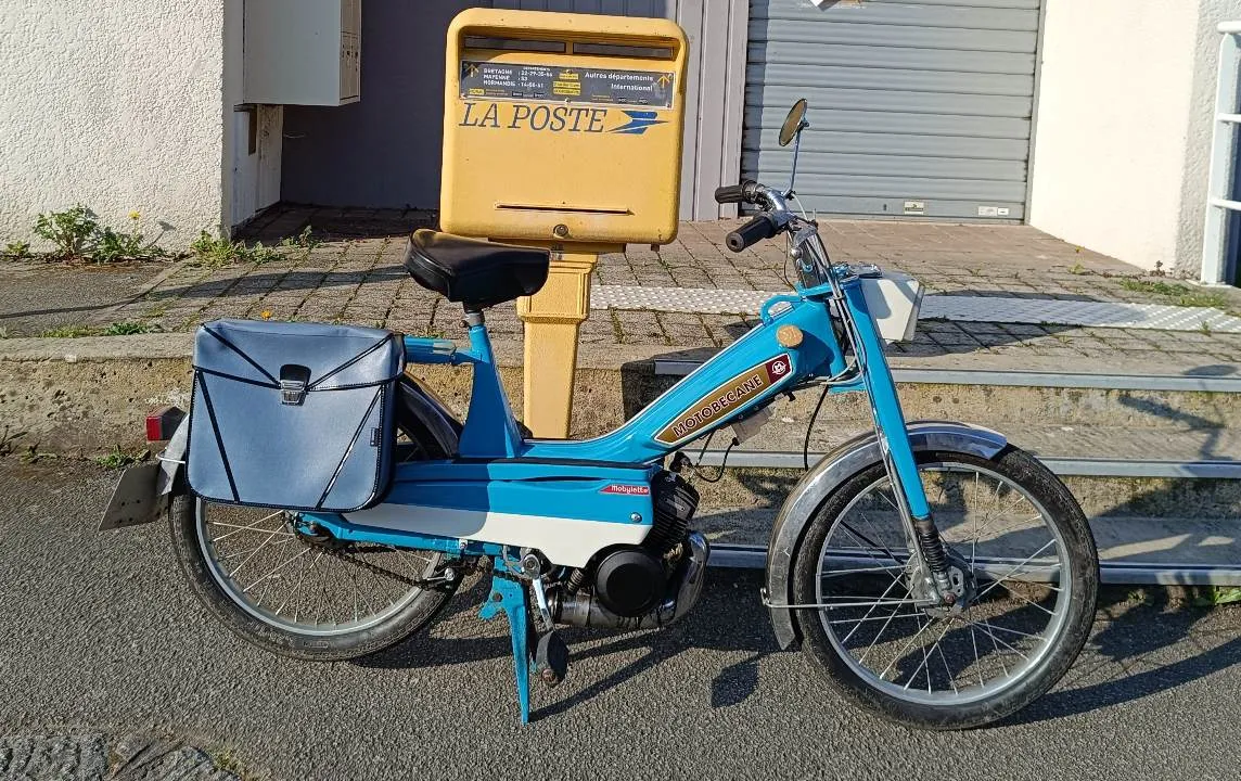 Mobylette Motobécane N40T bleue et blanche pour location en Bretagne, en Normandie, à Cherrueix, à Brocéliande, à la Roche aux Fées, pour des balades originales, du team building, des cousinades, EVG/EVJF, en Baie du Mont Saint-Michel, près de Saint-Malo et de Cancale