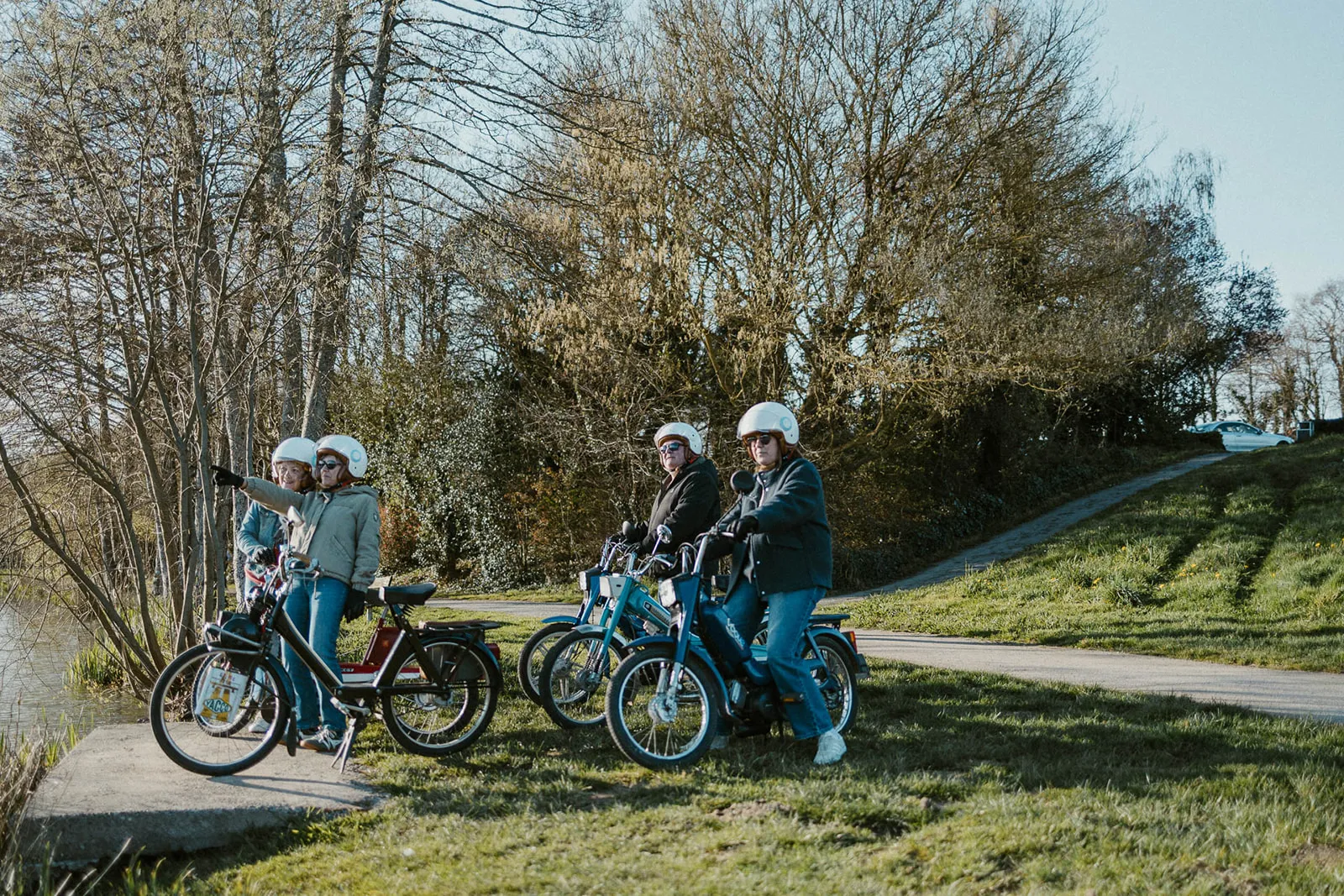 Photo d'un groupe d'amis sur leur mobylette à louer en Bretagne, en Normandie, à Cherrueix, à Brocéliande, à la Roche aux Fées, pour des balades originales, du teambuilding, des cousinades, EVG/EVJF, en Baie du Mont Saint-Michel, près de Saint-Malo et de Cancale