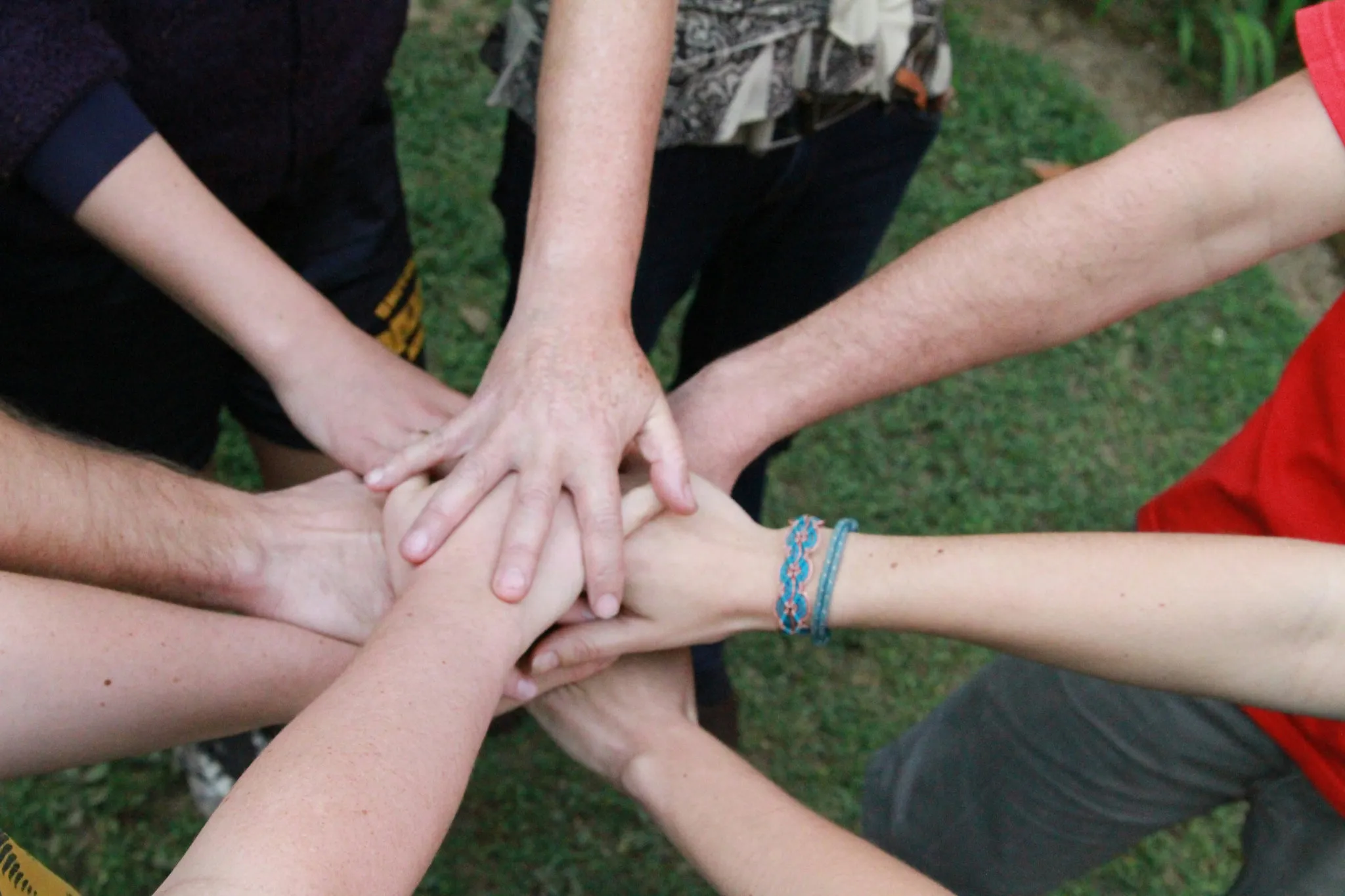 Photo illustrant le teambuilding, la cohésion d'équipe, le partage de bons moments en entreprise à mobylette en location en Bretagne, en Normandie, à Cherrueix, à Brocéliande, à la Roche aux Fées, pour des balades originales, en Baie du Mont Saint-Michel, près de Saint-Malo et de Cancale, à Brocéliande et dans le Pays de la Roche aux Fées