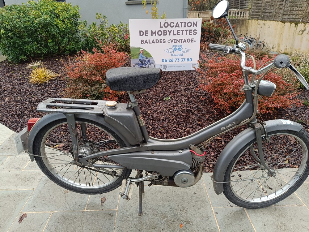 Mobylette AV42, Mélissa, pour des balades à mobs vintage en Baie du Mont Saint-Michel, en Forêt de Brocéliande et au Pays de la Roche aux Fées
